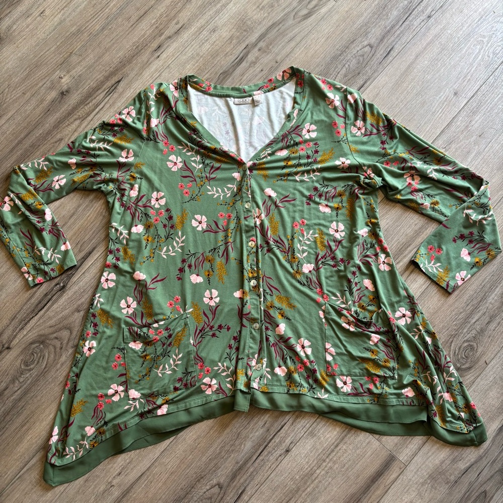 LOGO Floral Green Button-Down Women's Shirt with Pockets Flowy Soft Material